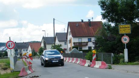 Die Tage des Einbahnverkehrs über die Schmutter bei Achsheim sind gezählt. Die Planungen für den Neubau sind in vollem Gange. 	