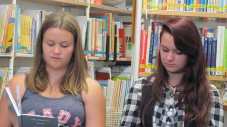 Die Nachwuchsautorinnen Frederika Rupp (links) und Vivien Wolodin lasen in der Dinkelscherber Gemeindebücherei aus ihren Werken. 	