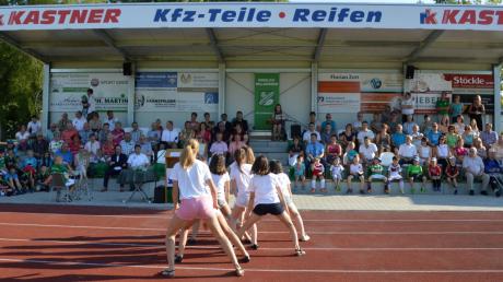 Zum Programm bei der Einweihung der neuen Tribüne des TSV Zusmarshausen gehörte der Auftritt von „Dance for Fun“. 	