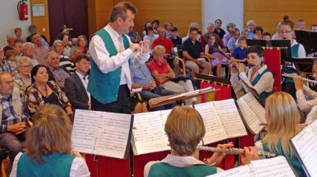 Unter der Leitung von Ferenc Sánta begeisterte das Blasorchester Etüd aus Budapest das Publikum im voll besetzten Bürgersaal. 	