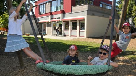 Amelia, Emil, Lukas und Lucas (von links) spielen im Kindergarten St. Oswald in Leitershofen. Dort gibt es bald eine zusätzliche Hortgruppe. 	