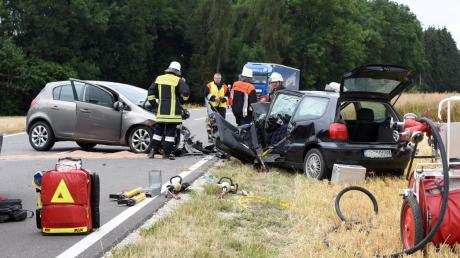 Bei einem tödlichen Unfall mit zwei Autos zwischen Thierhaupten und Münster ist eine 28-Jährige gestorben. 