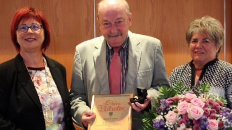 Bürgermeisterin Erna Stegherr-Haußmann (links) überreicht Erich Stadler den Ehrenring der Gemeinde. Neben ihm seine Frau Erika. 