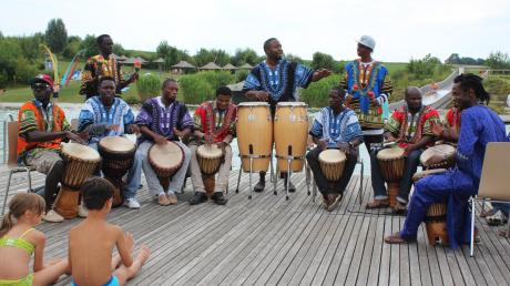 Beim Sommerfest im Fischacher Naturfreibad wurde das Baden fast zur Nebensache. Die Trommelgruppe der Diedorfer Asylbewerber kommt immer wieder gern und sorgte auch diesmal für afrikanische Klänge. 