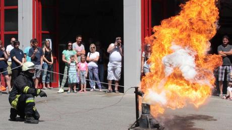 Bei den Demonstrationen ging es hitzig zur Sache: So sieht es aus, wenn man einen Fettbrand mit Wasser löschen will. 	