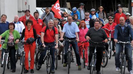 Die erkennbar „Roten Radler“ der SPD starteten am Rathaus Fischach zu einer Tour durch Fischach und Umgebung. Mit dabei waren zum Beispiel Harald Güller, Landtags-Fraktionschef Markus Rinderspacher und Herbert Woerlein. 	