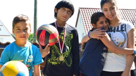 Würden am liebsten auch in den Ferien in die Schule gehen, um lernen tz dürfen: Samir Nurestani, Fabian Asslani, Elham Rezaie und Hadia Nurestani (von links) 