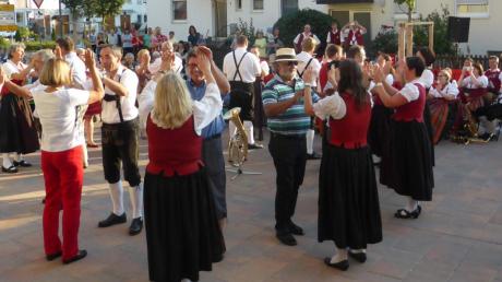 Gute Stimmung bei der Sommerserenade in Welden – das Publikum machte beim Tanz begeistert mit. 	