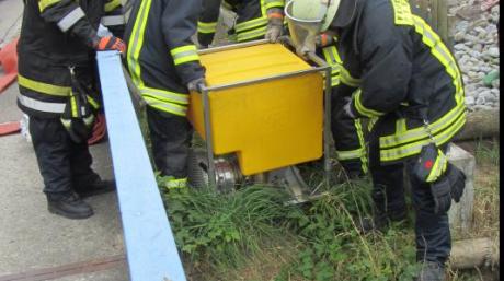 Bei einer Großübung von 13 Feuerwehren in Westendorf wurde ein Brand bei der örtlichen Kunststofffabrik angenommen und dabei eine Wasserförderkomponente für Schwaben (hier im Bild) getestet.
