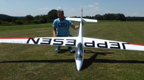 Ein Elektromotor bringt die Swift S1 Acro mit ihren vier Metern Spannweite in die Luft: Ingmar Bach zeigte Interessierten sein Modellflugzeug beim Flugplatzfest in Reutern. 	