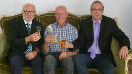 Ein Prosit auf die Gesundheit: Heinz Liebert (links) und Jürgen Gilg (rechts) gratulieren Egon Voswinkel zum 75. Geburtstag. 	
