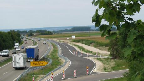 Autofahrer, die bei Nordendorf auf die B2 wollen, nutzen bereits die neue Einfahrt. Hier soll noch dieses Jahr die neue Tankstelle entstehen. 