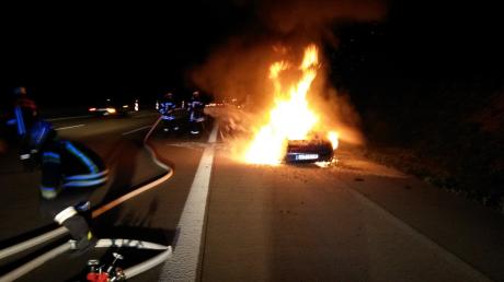 Dieser Porsche brannte auf der Autobahn bei Adelsried völlig aus.