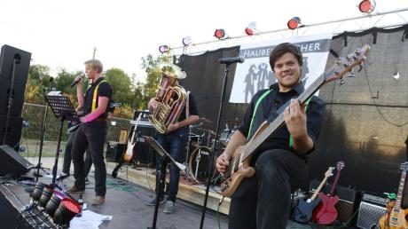 Die Band Haubentaucher spielte bei Rock im Ort in Langweid veranstaltet vom Jugendrat 