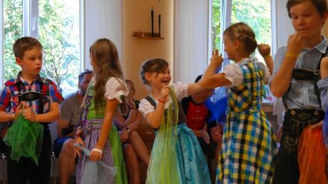 Volkstänze lernten die Kinder bei einem Workshop in Ehingen, hier geht es gerade um den „Alewander“, einen Tanz mit Tuch. 	