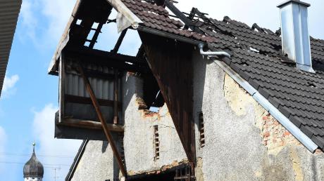 Auf rund 80.000 Euro schätzt die Polizei den Schaden, der an einem Hof in Adelsried an Dachstuhl, Heizung und einer Solarzelle entstanden ist. Etwa 100 Feuerwehrleute hatten in der Nacht dafür gesorgt, dass nicht noch mehr geschah. 