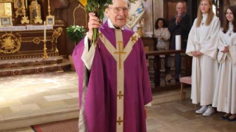 Beim Festgottesdienst zum 90. Geburtstag im Jahr 2014 gab es für Pater Helmut Müller auch Rosen von den Gabel-bachern. 	 	