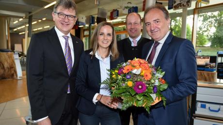Bunte Begrüßung: 1000. Mitarbeiterin von Sortimo ist Monika Schluff. Glückwünsche gab es von den Geschäftsführern Reinhard Braun (links) und Klaus Emler (rechts) sowie Landrat Martin Sailer. 	