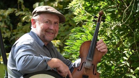 Lothar Holzmann mit seiner Fiddle – er ist der Gründer und seit 30 Jahren der Chef der Irish-Folk-Bank Mother’s Pride. Am 3. Oktober gibt es im Bürgersaal Stadtbergen „Songs & Dances“.