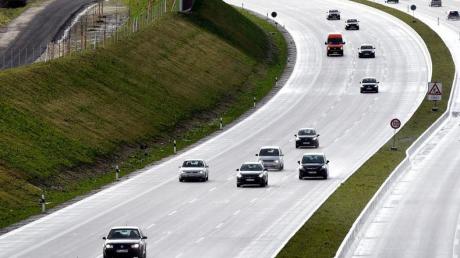 Ist die Autobahn 8 trotz Lärmschutzmaßnahmen noch zu laut? Einwohner von Zusmarshausen beschwerten sich. Jetzt sollen die Experten ran.