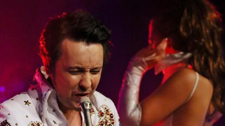 Elvis lebt – zumindest in Stadtbergen! Entertainer Armin Stöckl brachte als „King of Rock ’n’ Roll“ das Publikum zum Toben.