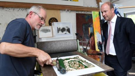 Landrat Martin Sailer besucht Künstler Norbert Kiening in dessen Atelier im Diedorfer Ortsteil Hausen. 	