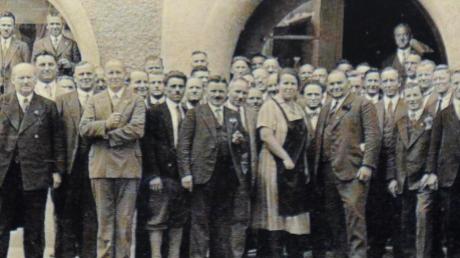 Ein Blick zurück zu den Gründungsvätern der Augsburger Sängerfreunde: Dieses Gruppenbild entstand bei der fünften Generalversammlung am 9. März 1929. Viele solcher Bilder gibt es nun im Bürgersaal Aystetten zu sehen. 	
