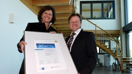 Der Innovationspreis, den die Firma Fech Fenstertechnik bekommen hatte, war ein Grund für den Besuch von Ilse Aigner bei Werner Fech. 