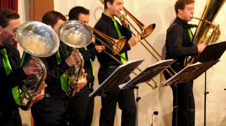 Unter dem Motto „Young, wild and Blechmusi“ trat im Theaterhaus die Gruppe Stainless Brass aus Dinkelscherben auf. 	 	