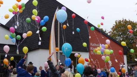 Kinder und Erwachsene ließen vor der Kindertagesstätte St. Georg zur Feier des 40. Geburtstags bunte Luftballons in den Himmel steigen. 