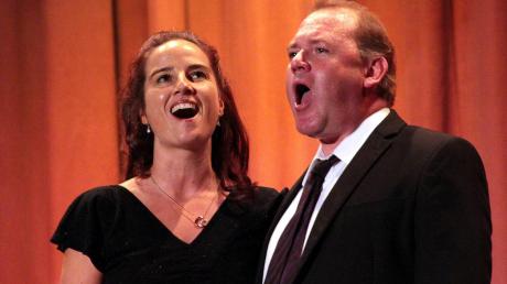 Haben sich der goldenen Operettenzeit verschrieben: Sopranistin Doris Langara und Bariton Wolfgang Wirsching begeisterten in Stadtbergen. 	