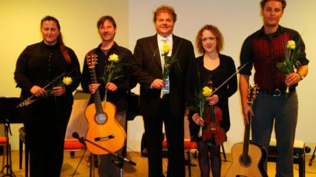 Am Ende gab es Blumen für die Musiklehrer: (von links) Maria Wegner, Kai Struck, Andreas Meyer, Julia Bogner und Lukas von Dohlen. 	