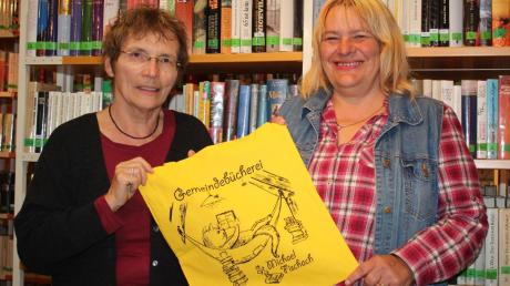 Anne-Marie Fendt (links) war als Kind schon Leserin der Bücherei in Fischach – jetzt gehört sie zum Team, genauso wie Renate Roters. 	