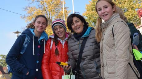Die griechische Lehrerin Ioanna Fligkou (Mitte) und Schüler aus Italien und Griechenland sind auf der Suche nach dem richtigen Weg durch Dinkelscherben. Wenn man sich nicht auskennt, kann das trotz digitalem Hilfsmittel recht kompliziert sein. 