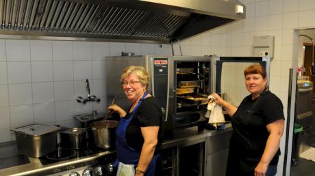 Über die neu eingerichtete Küche in der Aystetter Kindertagesstätte freuen sich nicht nur Marianne Pröbstel (links) und Dagmar Tezcan. 	