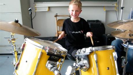 Viele Kinder lassen sich in Musikschulen für Instrumente begeistern. Unser Bild zeigt Julian, der in Biberbach das Schlagzeugspielen lernt. 