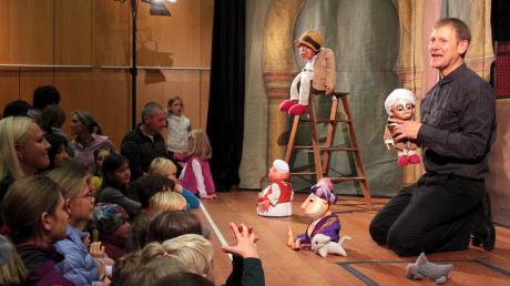 Nach der Aufführung durften die Kinder die selbst geschnitzten Figuren betrachten und dem Puppenspieler ihre Fragen dazu stellen. 	