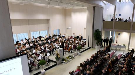 Mit Stücken von Dvorak, Grieg und Elgar untermalte das Schulorchester den Festakt. 