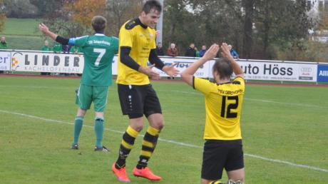 Die Hände zum Himmel! Während sich die Gersthofer Torschützen Nikola Cvetic und Nicolas Korselt (Nummer 12) über einen Treffer freuen, ist Zusmarshausens Daniel Laubmeier verzweifelt. 