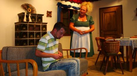 Eine Szene aus Biburg: Mirzl (Jessica Schlegel) staunt nicht schlecht, dass Korbi (Andreas Nussbaum) nur noch gackern kann. 	