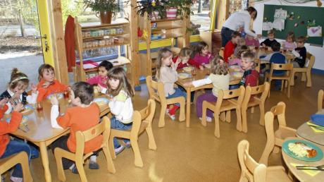 Ein Ritual für viele kleine Kinder in Tageseinrichtungen: das gemeinsame Mittagessen. Hier lernen sie auch sozialen Umgang. 