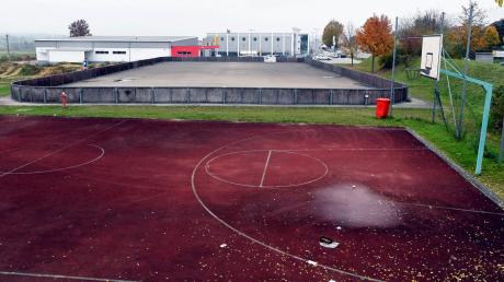 Basketball oder BMX-Bahn: Der Jugendplatz in Diedorf hat etwas zu bieten. Trotzdem fühlen sich die meisten Jugendlichen hier nicht mehr wohl und gehen lieber woanders hin. Die Anlage ist dunkel und wenig einladend.  	
