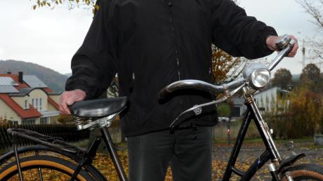 Erwin Brenner, Zeitungsmitarbeiter der ersten Stunde, ist mit diesem Fahrrad ohne Gangschaltung den Sandberg nach Augsburg hochgeradelt, um seine Artikel abzugeben.  	