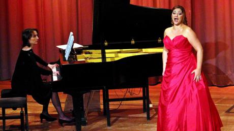 Sopranistin Öykü Sensöz begeisterte mit ergreifenden Solostücken. Die Begleitung kam von Stephanie Knauer am Klavier. 	