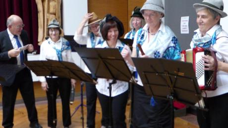Beste Unterhaltung – auch mit Hut: Für sie sorgten die Mitglieder der Chorgemeinschaft Zusmarshausen. 	
