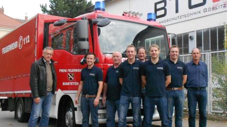 Sie haben das Feuerwehrfahrzeug nach Bonstetten gebracht: Anton Gleich, Christian Deil, Josef Treu, Harald Riedesser, Reinhard Schaller, Dominik Miller und Daniel Schmid sowie Brandschutztechnik-Experte Tom Kudßus. 	