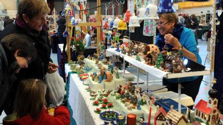 Den Beginn der vorweihnachtlichen Märkte im Landkreis macht der Fischacher Adventsbasar und Hobbykünstlermarkt in der Staudenlandhalle. Über 100 Aussteller stimmen am kommenden Wochenende in die Adventszeit ein. 	