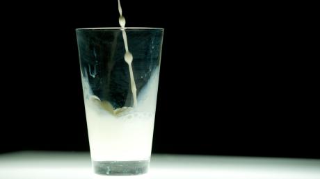 Wie viel ist die Milch wert? Das Augsburger Landgericht behandelt die Klage eines Milchbauern, der Rückzahlungen von der Molkerei Müller fordert