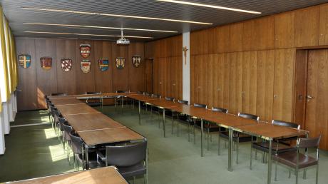 In diesem Sitzungssaal wollen die Gemeinderäte in Fischach nicht mehr lange tagen. 