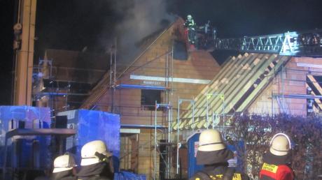 Ein Rohbau eines Hauses in Altenmünster-Baiershofen stand in der Nacht auf Mittwoch in Flammen. 